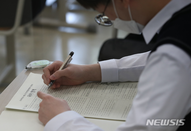 [서울=뉴시스] 조수정 기자 = 21일 오전 서울 용산동 용산고등학교에서 고3 학생들이 2020년 전국연합학력평가를 치르고 있다. 2020.05.21. chocrystal@newsis.com