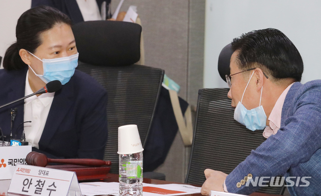 [서울=뉴시스]김명원 기자 = 국민의당 권은희·이태규 의원이 21일 오전 서울 여의도 국회 의원회관에서 열린 제14차 최고위원회의에 참석해 이야기를 나누고 있다. 2020.05.21.&nbsp; kmx1105@newsis.com