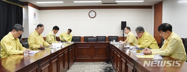 [서울=뉴시스]홍남기 부총리 겸 기획재정부 장관이 21일 서울 종로구 정부서울청사에서 '2020년 1/4분기 가계동향조사결과' 관련 주요내용으로 관계장관회의(녹실회의)를 주재하고 있다. (사진=기획재정부 제공) 2020.05.21. photo@newsis.com