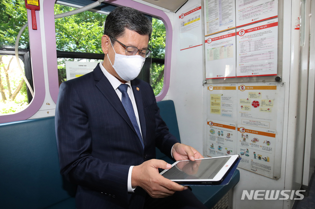 [서울=뉴시스] 박민석 기자 = 김연철 통일부 장관이 21일 오전 서울 종로구 정부서울청사 앞 주차장 내 대한적십자사 헌혈 차량에서 실시된 신종 코로나바이러스 감염증(코로나19) 극복 사랑나눔 헌혈 캠페인에 참석해 헌혈을 하기 전 정자 문진을 하고 있다. 2020.05.21. photo@newsis.com