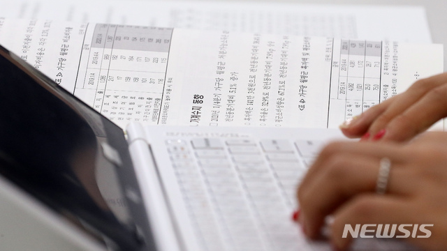 [세종=뉴시스]강종민 기자 = 통계청이 21일 발표한 2020년 1/4분기 가계동향조사 결과 브리핑을 들으며 한 기자가 기사작성을 하고 있다. 통계청은 가구당 월평균 소득은 535만 8000원으로 전년동분기대비 3.7% 증가했고 가계 지출은 394만 5000원으로 전년동분기대비 4.9% 감소한 것으로 나타났다고 밝혔다. 2020.05.21.&nbsp; ppkjm@newsis.com