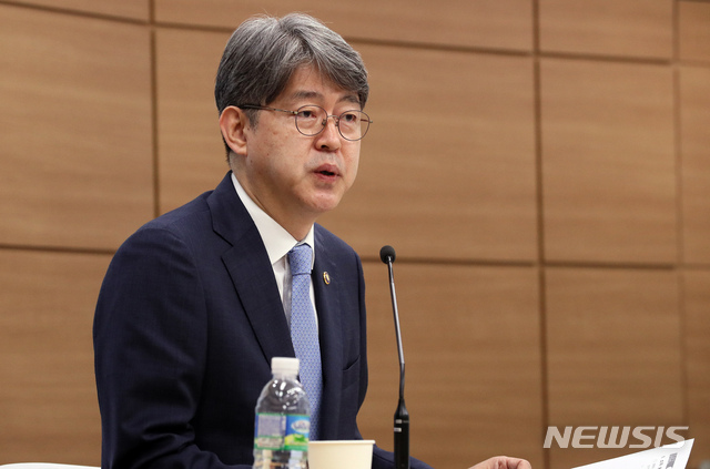 [세종=뉴시스]강종민 기자 = 강신욱 통계청장이 21일 오전 정부세종청사에서 2020년 1/4분기 가계동향조사 결과를 발표하고 있다. 가구당 월평균 소득은 535만 8000원으로 전년동분기대비 3.7% 증가했고 가계 지출은 394만 5000원으로 전년동분기대비 4.9% 감소한 것으로 나타났다. 2020.05.21.&nbsp; ppkjm@newsis.com