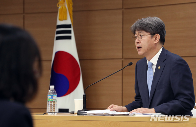 [세종=뉴시스]강종민 기자 = 강신욱 통계청장이 21일 오전 정부세종청사에서 2020년 1/4분기 가계동향조사 결과를 발표하고 있다. 가구당 월평균 소득은 535만 8000원으로 전년동분기대비 3.7% 증가했고 가계 지출은 394만 5000원으로 전년동분기대비 4.9% 감소한 것으로 나타났다. 2020.05.21.&nbsp;&nbsp;&nbsp; ppkjm@newsis.com