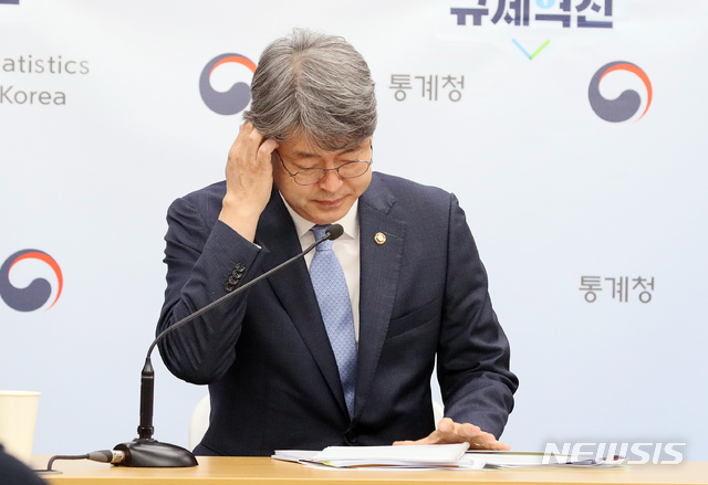 [세종=뉴시스]강종민 기자 = 강신욱 통계청장이 21일 오전 정부세종청사에서 2020년 1/4분기 가계동향조사 결과 발표에 앞서 머리카락을 만지고 있다. 가구당 월평균 소득은 535만 8000원으로 전년동분기대비 3.7% 증가했고 가계 지출은 394만 5000원으로 전년동분기대비 4.9% 감소한 것으로 나타났다. 2020.05.21. ppkjm@newsis.com