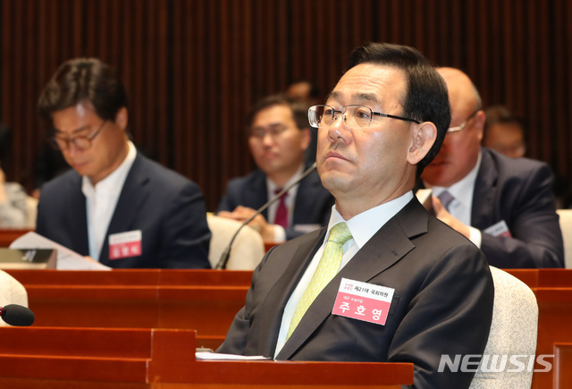 [서울=뉴시스] 고승민 기자 = 주호영 미래통합당 원내대표가 21일 서울 여의도 국회에서 열린 당선자 워크숍에서 생각에 잠겨 있다. 2020.05.21. kkssmm99@newsis.com