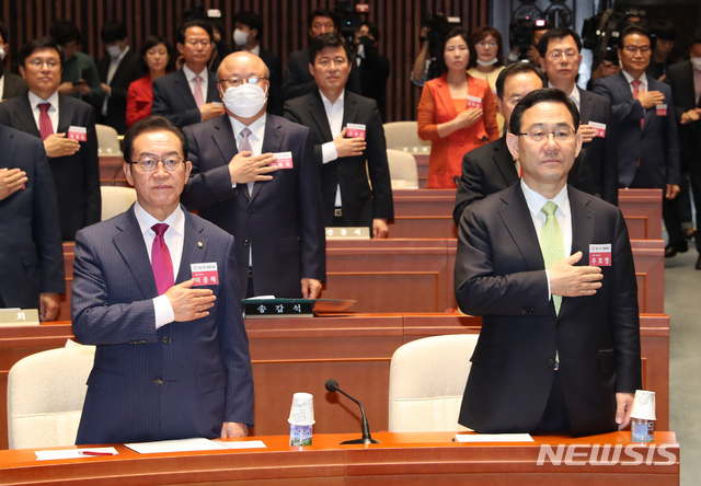 [서울=뉴시스] 고승민 기자 = 주호영 미래통합당 원내대표 등 당선인들이 21일 서울 여의도 국회에서 열린 당선자 워크숍에서 국민의례를 하고 있다. 2020.05.21.kkssmm99@newsis.com