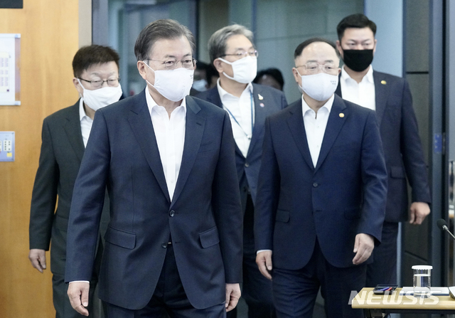 [서울=뉴시스]배훈식 기자 = 문재인 대통령이 21일 서울 강남구 한국무역협회에서 열린 ‘위기극복을 위한 주요 산업계 간담회’에 참석하고 있다. 2020.05.21. dahora83@newsis.com