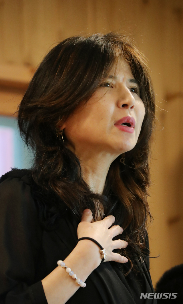 [전주=뉴시스] 김얼 기자 = 고(故) 곽예남 할머니가 지난 2018년 8월에 입양해 수양딸이 된 이민주씨가 전북 전주시에 위치한 자택에서 기자회견을 열고 곽예남 할머니의 장례식과 자신의 논란에 대해 밝히고 있다. 2020.05.20.pmkeul@newsis.com