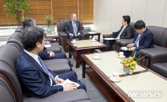 [서울=뉴시스] 조명래 환경부 장관이 지난달 21일 서울 종로구 국가기후환경회의 위원장실에서 반기문 위원장과 만나 미세먼지 정책 발전방향과 그린뉴딜의 방향성에 대해 논의하고 있다. (사진=환경부 제공) 2020.05.21.   photo@newsis.com