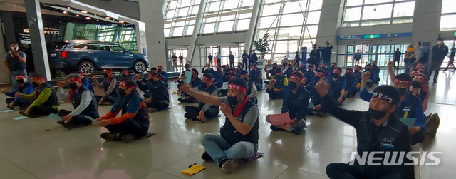 [인천공항=뉴시스]홍찬선 기자 = 인천공항에서 근무하는 카트 노동자들이 21일 오후 인천공항 제1여객터미널 출국장에서 고용안전 쟁취 파업 결의대회를 열고 구호를 외치고 있다. 2020.05.21.mania@newsis.com