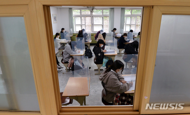 [대구=뉴시스] 이무열 기자 = 21일 오전 대구 수성구 범어동 대구여자고등학교에서 고3 학생들이 2020년 전국연합학력평가를 치르고 있다. 2020.05.21.lmy@newsis.com