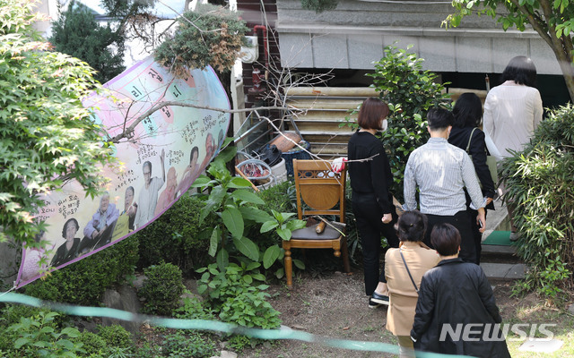 [서울=뉴시스] 박미소 기자 = 검찰 관계자들과 정의연 관계자들이 21일 오후 기부금 횡령 의혹 등에 휩싸인 정의기억연대(정의연) 수사의 일환으로 피해자 할머니들의 쉼터인 서울 마포구 평화의 우리집으로 들어서고 있다. 2020.05.21.&nbsp; misocamera@newsis.com