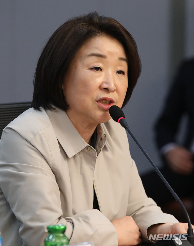 [서울=뉴시스] 김진아 기자 = 심상정 정의당 대표가 21일 서울 여의도 국회 의원회관에서 열린 전국민 고용보험 도입을 위한 긴급토론회에서 발언하고 있다. 2020.05.21.&nbsp;&nbsp; bluesoda@newsis.com
