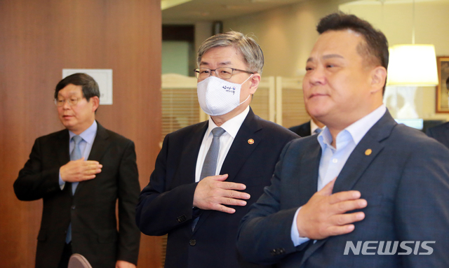 [서울=뉴시스]이재갑 고용노동부 장관이 21일 서울 중구 한국프레스센터에서 열린 '2020년도 제3차 고용정책심의회'에 참석해 국민의례를 하고 있다. (사진=고용노동부 제공) 2020.05.21. photo@newsis.com