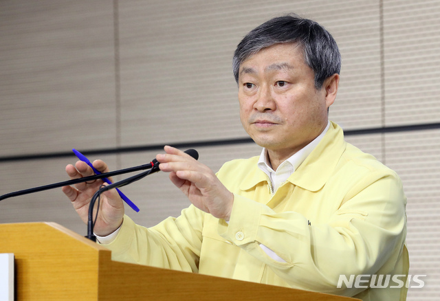 [세종=뉴시스]강종민 기자 = 박백범 교육부 차관이 21일 오후 정부세종청사에서 신학기 개학준비추진단 회의 결과를 발표하고 있다. 2020.05.21.&nbsp; ppkjm@newsis.com