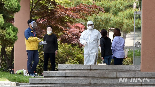 [대구=뉴시스] 이무열 기자 = 21일 고등학교 3학년 학생 1명이 신종 코로나바이러스 감염증(코로나19) 확진 판정을 받은 것으로 알려진 대구 수성구 노변동 대구농업마이스터고에서 방호복을 착용한 보건소 관계자와 학교 관계자들이 이야기를 나누고 있다. 2020.05.21.lmy@newsis.com