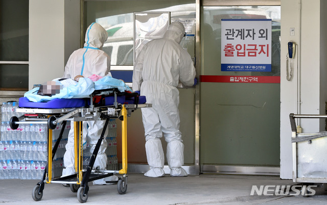 [대구=뉴시스] 이무열 기자 = 21일 오전 대구 중구 계명대학교 대구동산병원에 방호복을 입은 구급대원들이 외래진료동,입원병동에 입원해 있던 신종 코로나바이러스 감염증(코로나19) 경증 환자들을 9병동(경증환자 치료시설)으로 이송하고 있다. 2020.05.21.lmy@newsis.com <사진은 기사내용과 직접 관련 없습니다>