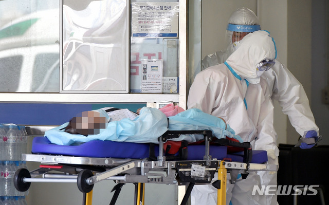 [대구=뉴시스] 이무열 기자 = 21일 오전 대구 중구 계명대학교 대구동산병원에 방호복을 입은 구급대원들이 외래진료동,입원병동에 입원해 있던 신종 코로나바이러스 감염증(코로나19) 경증 환자들을 9병동(경증환자 치료시설)으로 이송하고 있다. 대구동산병원은 그 동안 코로나19 격리병동으로 사용된 외래진료동과 입원병동 방역작업을 완벽히 마친 후 안전하게 재정비해 다음달 15일에 정상 운영 할 계획이다. 2020.05.21. lmy@newsis.com