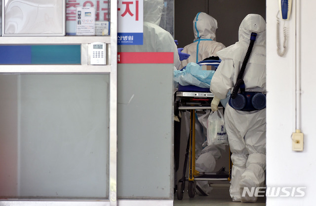 [대구=뉴시스] 이무열 기자 = 21일 오전 대구 중구 계명대학교 대구동산병원에 방호복을 입은 구급대원들이 외래진료동,입원병동에 입원해 있던 신종 코로나바이러스 감염증(코로나19) 경증 환자들을 9병동(경증환자 치료시설)으로 이송하고 있다. 대구동산병원은 그 동안 코로나19 격리병동으로 사용된 외래진료동과 입원병동 방역작업을 완벽히 마친 후 안전하게 재정비해 다음달 15일에 정상 운영 할 계획이다. 2020.05.21. lmy@newsis.com