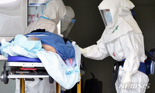 [대구=뉴시스] 이무열 기자 = 21일 오전 대구 중구 계명대학교 대구동산병원에 방호복을 입은 구급대원들이 외래진료동,입원병동에 입원해 있던 신종 코로나바이러스 감염증(코로나19) 경증 환자들을 9병동(경증환자 치료시설)으로 이송하고 있다. 대구동산병원은 그 동안 코로나19 격리병동으로 사용된 외래진료동과 입원병동 방역작업을 완벽히 마친 후 안전하게 재정비해 다음달 15일에 정상 운영 할 계획이다. 2020.05.21. lmy@newsis.com