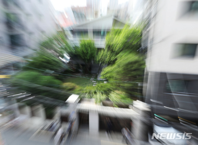 [서울=뉴시스] 박미소 기자 = 검찰이 21일 오후 기부금 횡령 의혹 등에 휩싸인 정의기억연대(정의연) 수사의 일환으로 피해자 할머니들의 쉼터인 서울 마포구 평화의 우리집에서 압수수색을 하는 가운데 평화의 우리집의 모습이 보이고 있다. 2020.05.21.&nbsp; misocamera@newsis.com