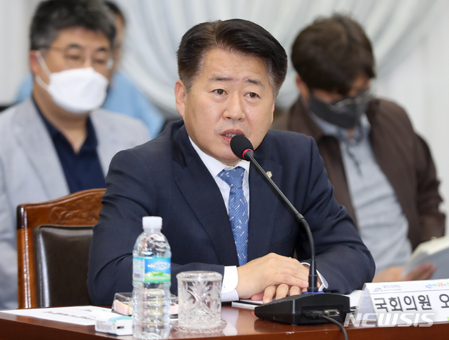 [제주=뉴시스]우장호 기자 = 오영훈(제주시을) 더불어민주당 의원이 21일 오후 제주도청 4층 탐라홀에서 열런 '제21대 제주지역 국회의원 당선인과의 정책간담회'에서 발언하고 있다. 2020.05.21.&nbsp; woo1223@newsis.com