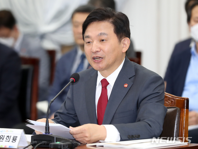 [제주=뉴시스]우장호 기자 = 원희룡 제주지사가 21일 오후 제주도청 4층 탐라홀에서 열린 '제21대 제주지역 국회의원 당선인과의 정책간담회'에서 발언하고 있다. 2020.05.21. woo1223@newsis.com