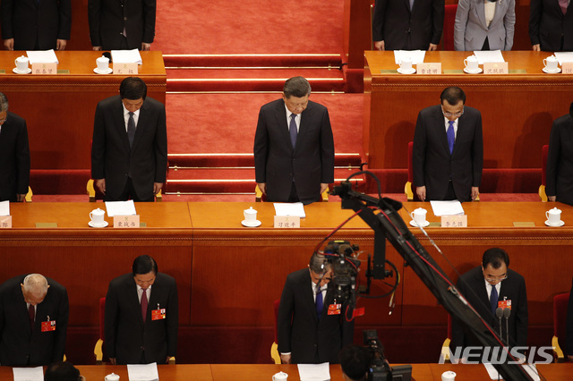 [베이징=AP/뉴시스]시진핑(위 가운데) 중국 국가 주석이 21일 중국 베이징 인민대회당에서 열린 전국인민정치협상회의(정협, CPPCC)에 참석해 코로나19 희생자와 방역 업무 중 순직한 인원(열사)에 대해 묵념하고 있다. 올해 정협은 오는 27일 오후 폐막해 기존 일정보다 나흘 반나절 더 단축됐다. 2020.05.21.