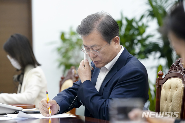 [서울=뉴시스]문재인 대통령이 21일 오후 청와대 여민관에서 살로메 주라비슈빌리 조지아 대통령과 전화 통화하고 있다.(사진=청와대 제공) 2020.05.21.photo@newsis.com