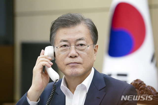 [서울=뉴시스]문재인 대통령이 21일 오후 청와대 여민관에서 살로메 주라비슈빌리 조지아 대통령과 전화 통화하고 있다.(사진=청와대 제공) 2020.05.21.photo@newsis.com