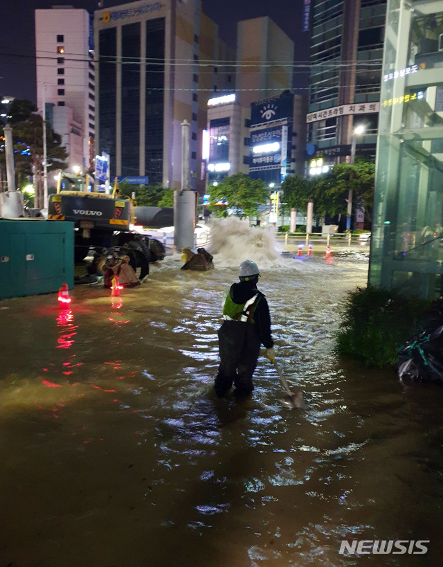 [부산=뉴시스] 22일 0시 7분께 부산 부산진구 서면교차로 교통초소 앞 도로 아래에 매설된 1100㎜ 상수도관이 파열, 수돗물 500t 상당이 도로로 쏟아져 인근 도로 일부가 침수되고 3만 가구가 단수됐다. (사진=부산경찰청 제공). 2020.05.22. photo@newsis.com 