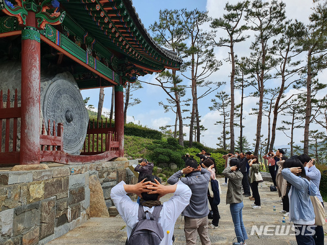 [산청=뉴시스] 산청군 민원 담당공무원 위한 힐링프로그램 기체조.