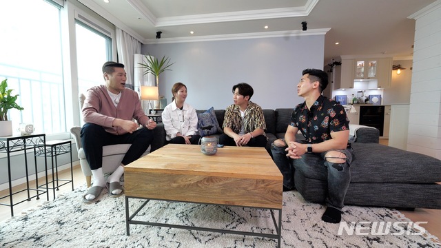 [서울=뉴시스] JTBC 예능 프로그램 '스타와 직거래-유랑마켓'에 출연한 그룹 '플라이 투 더 스카이' 브라이언(오른쪽) (사진=JTBC 제공) 2020.05.22. photo@newsis.com 