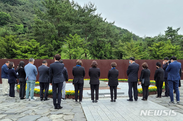 [김해=뉴시스] 김상우기자= 경남 김해 봉하마을 노무현 전 대통령 묘역에는 11주기 추도식을 하루 앞둔 22일 참배객들의 발길이 이어지고 있다. 사진은 너럭바위 앞 묵념모습. 2020.5.22&nbsp; woo@newsis.com 