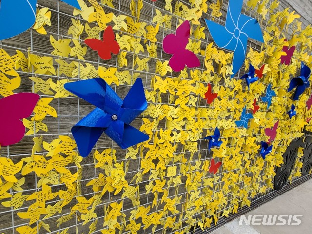 [김해=뉴시스] 김상우기자= 경남 김해 봉하마을 노무현 전 대통령 묘역에는 11주기 추도식을 하루 앞둔 22일 참배객들이 남긴 추모글이 가득하다. 2020.5.22&nbsp;&nbsp;&nbsp; woo@newsis.com 