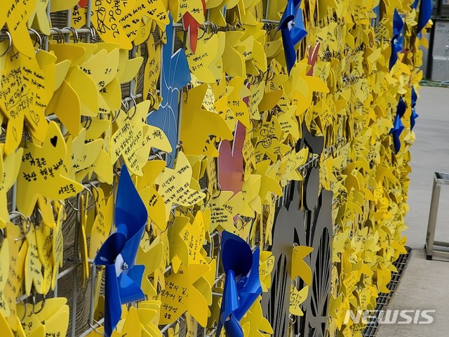 [김해=뉴시스] 김상우기자= 경남 김해 봉하마을 노무현 전 대통령 묘역에는 11주기 추도식을 하루 앞둔 22일 참배객들이 남긴 추모글이 가득하다. 2020.5.22&nbsp;&nbsp;&nbsp; woo@newsis.com 