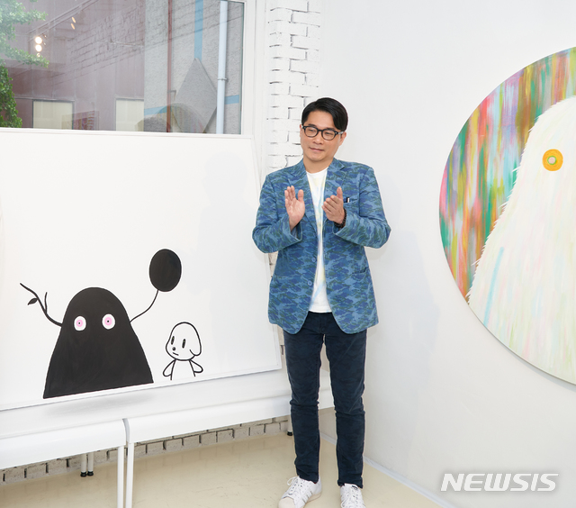 [서울=뉴시스] 에디 강 작가가 드로잉 퍼포먼스에 대해 설명하고 있다. 사진=파라다이스 ZIP 제공. 2020.5.22. photo@newsis.com