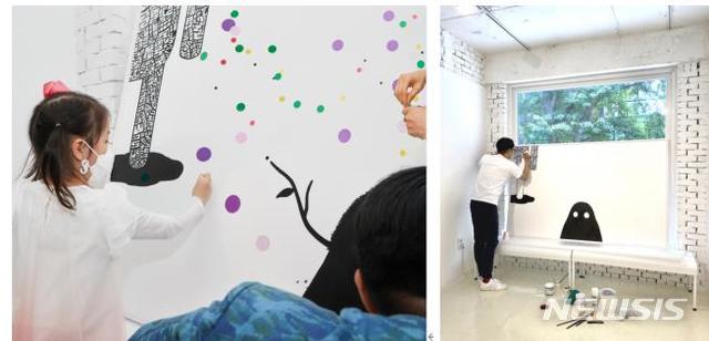 [서울=뉴시스] 스티커를 직접 붙이며 작품에 참여하고 있는 어린이 관객과 드로잉 퍼포먼스를 하고 있는 에디 강 작가. 사진=파라다이스 ZIP 제공. 2020.5.22. photo@newsis.com