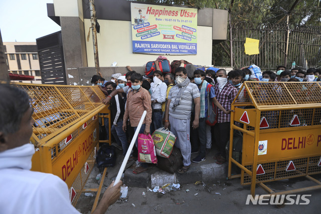 [뉴델리=AP/뉴시스] 인도 자다브푸르 대학의 난다두랄 바이라지 생명공학과 교수는 23일 인도 PTI통신과의 인터뷰에서 "인도 내 신종 코로나바이러스 감염증(코로나19) 급증사태는 6월까지 계속될 전망"이라고 밝혔다. 사진은 지난 21일 코로나19 봉쇄가 완화되자 일터로 돌아온 인도 시민들. 2020.5.23.