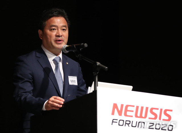 [서울=뉴시스] 박미소 기자 = 임종성 국회 국토교통위원회 위원이 22일 오전 서울 중구 플라자호텔 그랜드볼룸에서 '코로나 이후 부동산 정책방향'이란 주제로 열린 제2회 뉴시스 건설부동산포럼 2020에서 축사를 하고 있다. 2020.05.22.&nbsp; misocamera@newsis.com 