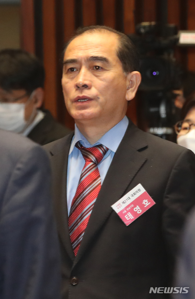 [서울=뉴시스]김명원 기자 = 태영호 미래통합당 당선인이 22일 오전 서울 여의도 국회 예결위회의장에서 열린 미래통합당 제21대 국회 당선자 워크숍에 참석해 애국가를 부르고 있다. 2020.05.22. kmx1105@newsis.com