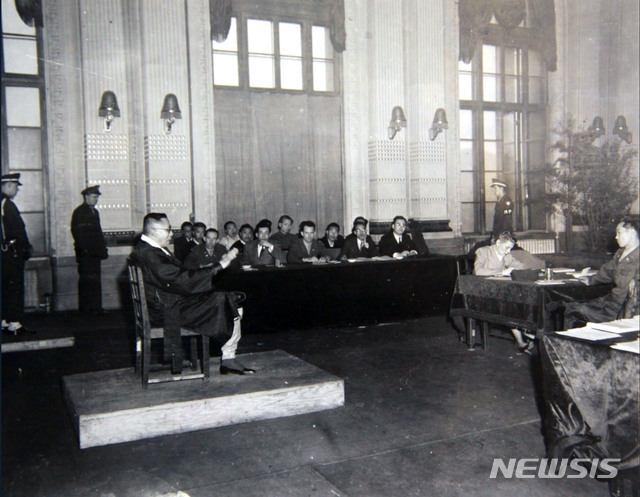 [서울=뉴시스] 1948년 3월 15일 미군정청 제1 회의실에서 열린 장덕수 사건 특별재판 법정에 두 번째로 나온 김구 선생이 증인석에 앉아 발언하고 있다. 이날 그는 자신을 죄인이라고 보면 기소하여 체포하였던지, 증인이라고 보면 자신은 더 할 말이 없으니 퇴정하겠다며 불편한 심기를 숨기지 않았다. (사진=미국 국립문서기록청) 2020.05.24. photo@newsis.com (* 위 사진은 재배포, 재판매, DB 및 활용을 금지합니다)