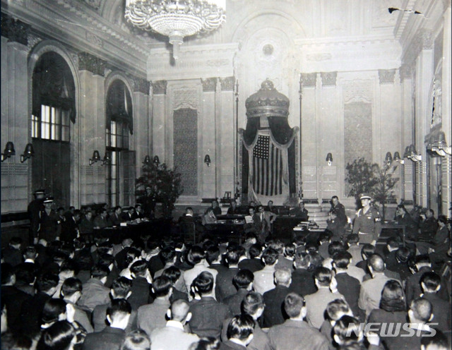 [서울=뉴시스] 1948년 3월 125 미군정청 제1 회의실에서 열린 장덕수 사건 특별재판 법정에 나온 김구 선생이 증인석에 앉아 있다. (사진=미국 국립문서기록청) 2020.05.24. photo@newsis.com (* 위 사진은 재배포, 재판매, DB 및 활용을 금지합니다)