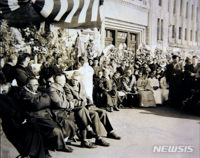 [서울=뉴시스] 1947년 12월 8일 서울 시청 앞 광장에서 열린 장덕수 장례식에 참석한 김구(앞줄 왼쪽) 선생이 심각한 표정으로 앉아 있다. (사진=미국 국립문서기록청) 2020.05.24. photo@newsis.com (* 위 사진은 재배포, 재판매, DB 및 활용을 금지합니다)