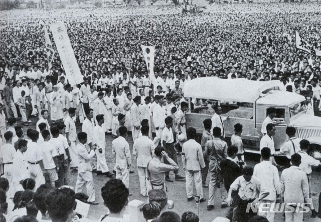[서울=뉴시스] 1947년 8월 3일 서울운동장에서 ‘인민장’으로 거행된 몽양(夢陽) 여운형(呂運亨)의 장례식에 참석한 군중들이 운구차가 이동하는 장면을 지켜보고 있다. 당시 영결식에는 약 60여만 명의 추모 인파가 몰렸다고 한다. (사진=미디어한국학 제공) 2020.05.24. photo@newsis.com