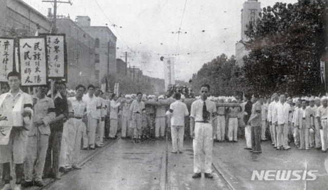 [서울=뉴시스] 1947년 8월 3일 광화문 근로인민당사 앞에서 발인식을 거행한 후 몽양(夢陽) 여운형(呂運亨)의 운구행렬이 영결식장인 서울운동장으로 향하고 있다. (사진=미디어한국학 제공) 2020.05.24. photo@newsis.com