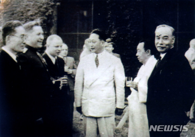 [서울=뉴시스] 1947년 5월 24일 서울 필동에 있는 미소공동위원회 미국 측 수석대표인 브라운 소장 관저에서 열린 제2차 미소공위 개최 축하 연회에 참석한 여운형(왼쪽부터) 근로인민당 위원장, 김규식(金奎植) 과도입법의원 의장, 주한미군사령관 하지 중장 통역으로 활동한 이묘묵(李卯默), 스티코프 통역, 테렌티 스티코프 미소공위 소련 측 수석대표, 허헌(許憲) 남조선노동당 위원장이 환담하고 있다. 당시 신문에는 김규식이 불참한 것으로 보도됐지만 오보일 가능성이 크다. (사진=미디어한국학 제공) 2020.05.24. photo@newsis.com