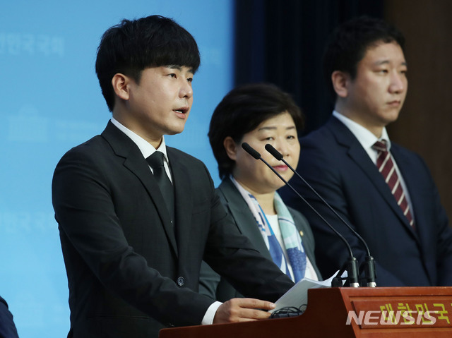 [서울=뉴시스] 김진아 기자 = 고 구하라 씨 오빠 구호인 씨가 22일 오전 서울 여의도 국회 소통관에서 서영교 의원과 함께 구하라법 통과 촉구 기자회견을 하고 있다. 2020.05.20. bluesoda@newsis.com