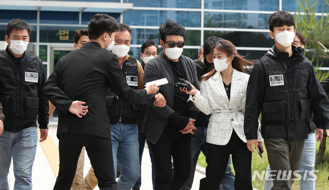 [서울=뉴시스] 조수정 기자 = 서울 우이동 한 아파트 경비원 폭행 혐의를 받는 입주민 심모씨가 지난 5월22일 오전 구속 전 피의자심문(영장실질심사)를 받은 뒤 서울 도봉동 서울북부지방법원을 나서 경찰 호송차량으로 향하고 있다. 2020.05.22. chocrystal@newsis.com