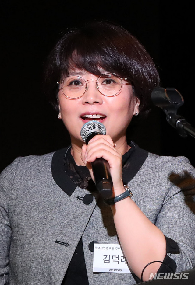 [서울=뉴시스] 박미소 기자 = 김덕례 주택산업연구원 주택연구실장이 22일 오전 서울 중구 플라자호텔 그랜드볼룸에서 열린 '제2회 뉴시스 건설부동산포럼 2020, 코로나 이후 부동산 정책방향'에서 주택시장 환경 변화와 향후 정책 방향이란 주제로 발표하고 있다. 2020.05.22.&nbsp; misocamera@newsis.com